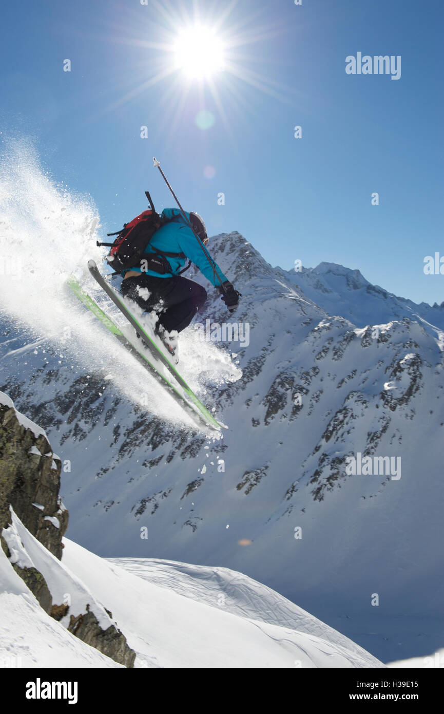 Le skieur saute sur une falaise de Val Strem, Suisse Banque D'Images