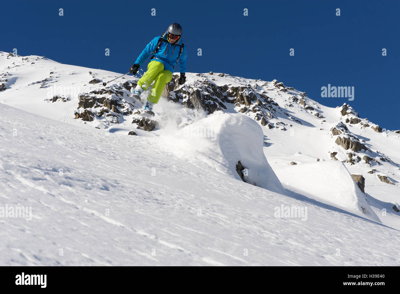 Portrait sur un rocher couvert de neige Banque D'Images