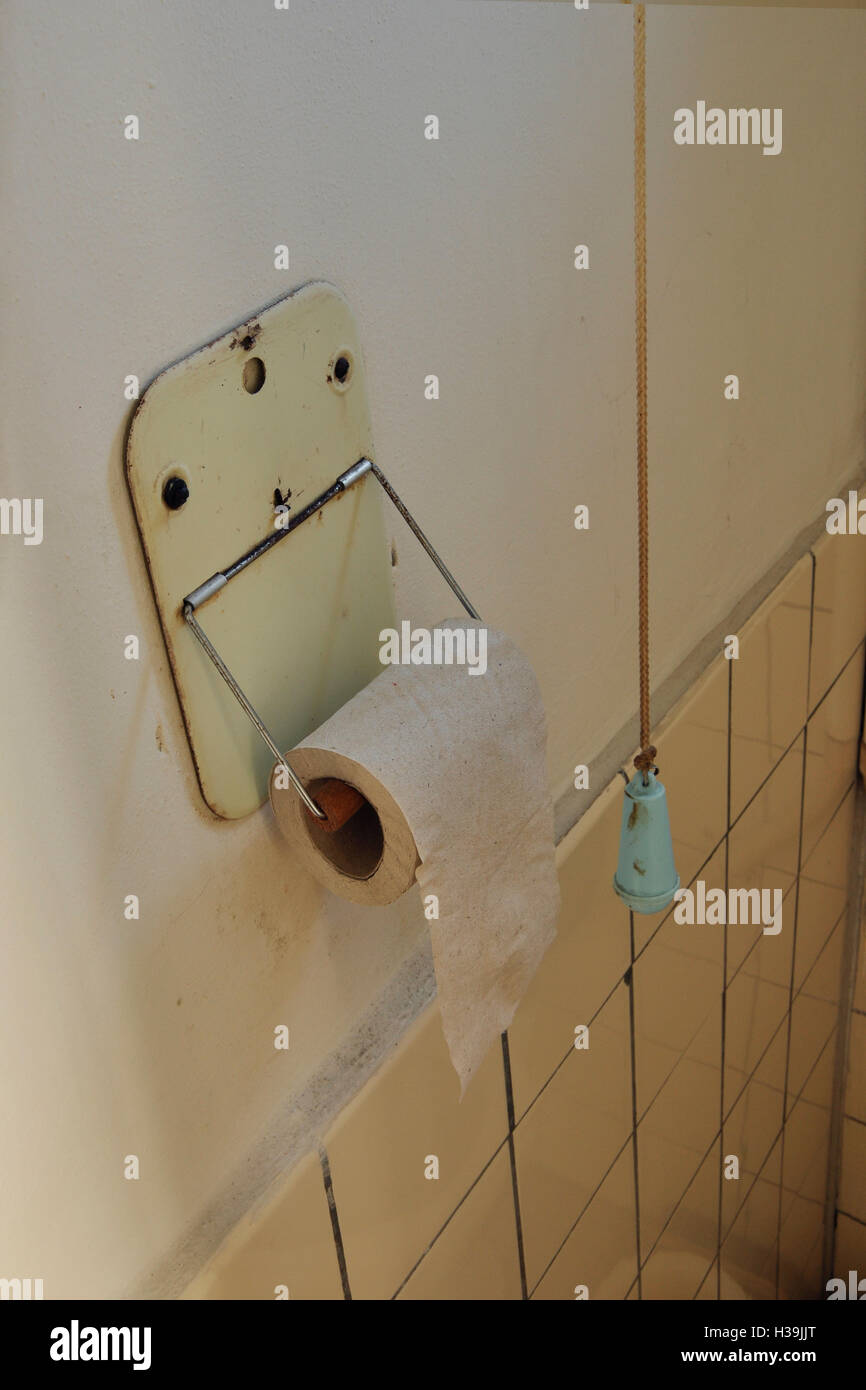 L'intérieur des toilettes vintage. Papier Toilette et porte papier. Banque D'Images