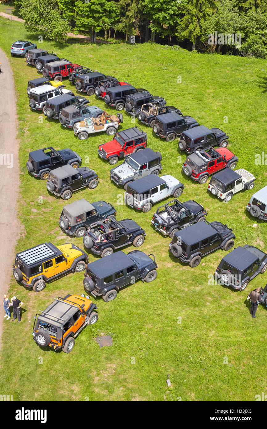 Babi, République tchèque - 28 mai 2016 : Jeep off road cars fans reunion et de pique-nique par le complexe de la forteresse Stachelberg. Banque D'Images