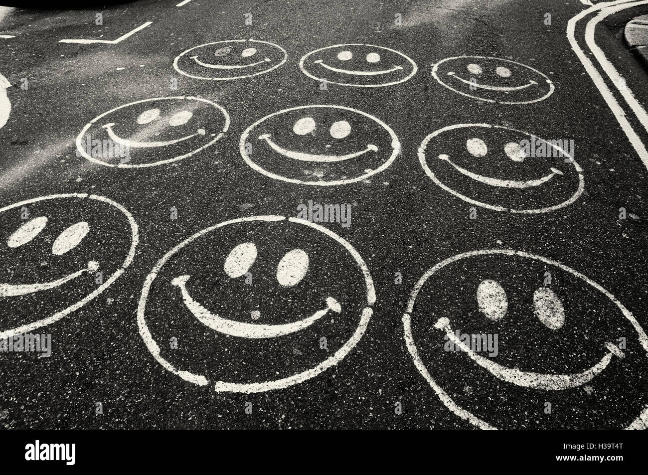 Smiley faces peintes sur une route Banque D'Images