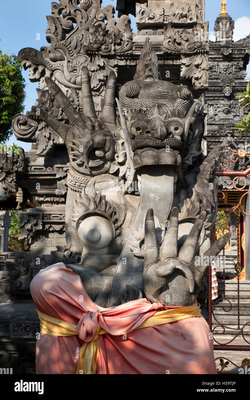 L'INDONÉSIE, Bali, Lovina, temple Pura Segara sculptures hindoues, gardiennage entrée principale avec expression effrayante Banque D'Images