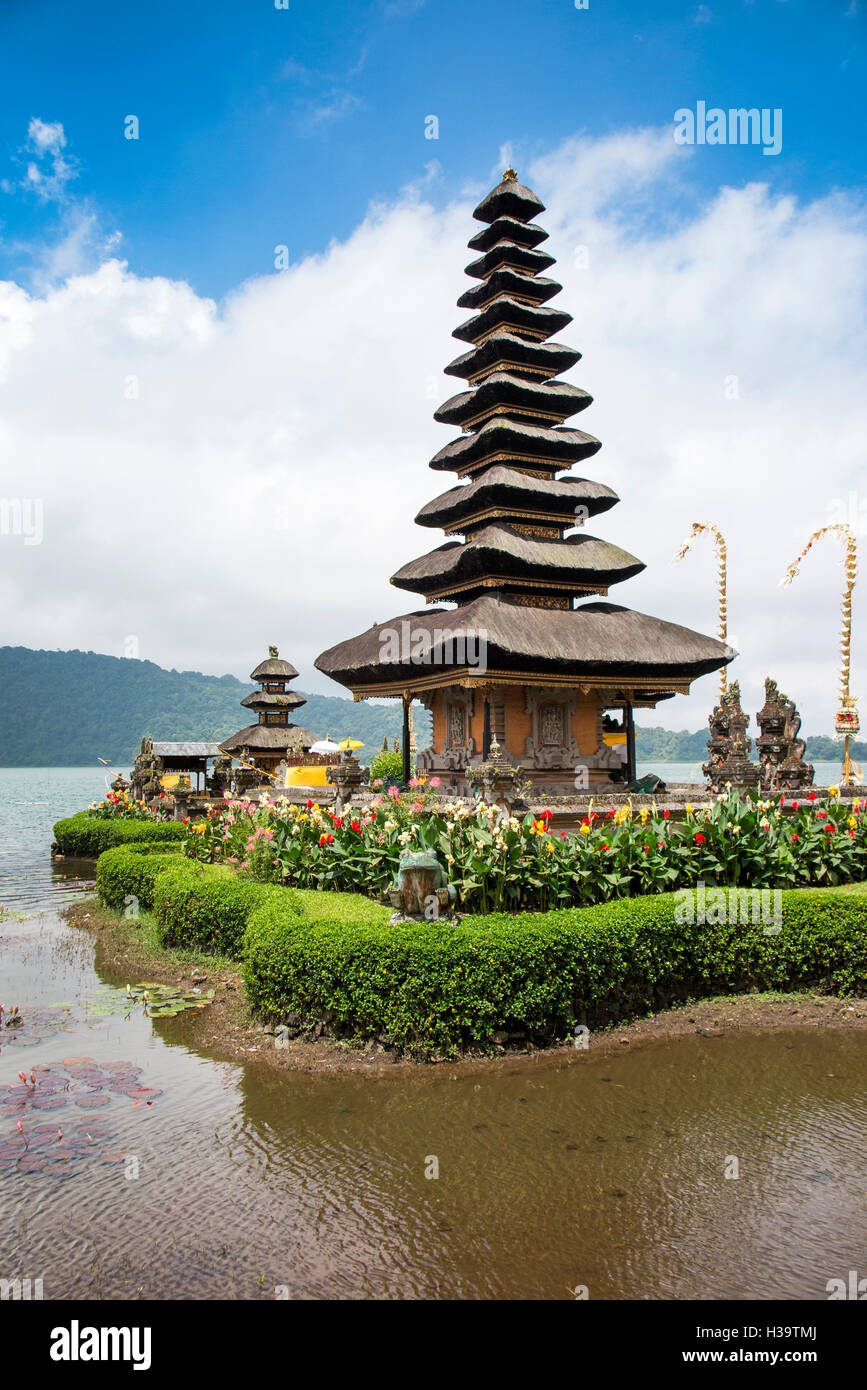 L'INDONÉSIE, Bali, Candikuning Pura Ulun Danu Bratan, le temple sur le lac Banque D'Images