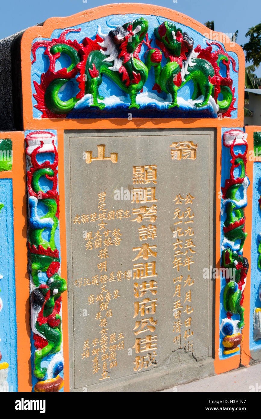 L'Indonésie, Lombok, Ampenan, peintes de couleurs vives, le cimetière chinois tombe familiale traditionnelle Banque D'Images