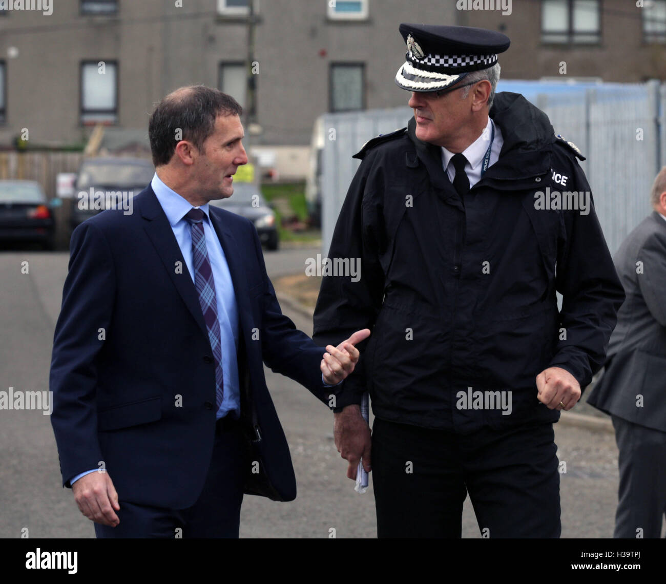 Secrétaire de la Justice Michael Matheson (à gauche) et de la Police Chief Constable Ecosse Phil Gormley assister à une opération de police communautaire, l'exploitation de l'événement, qui consiste à identifier les agents qui travaillent avec l'ensemble de la communauté et partenaires des autorités locales pour régler les problèmes locaux à Zemst, Ecosse. Banque D'Images