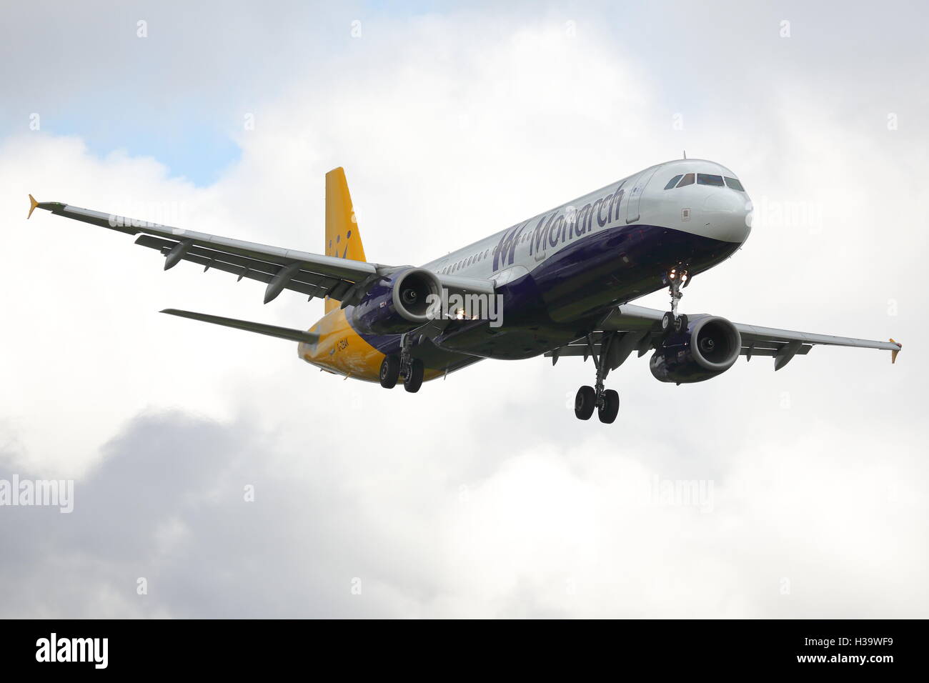 Monarch Airlines Airbus A321-200 G-ZBAK arrivant à l'aéroport de Birmingham, UK Banque D'Images
