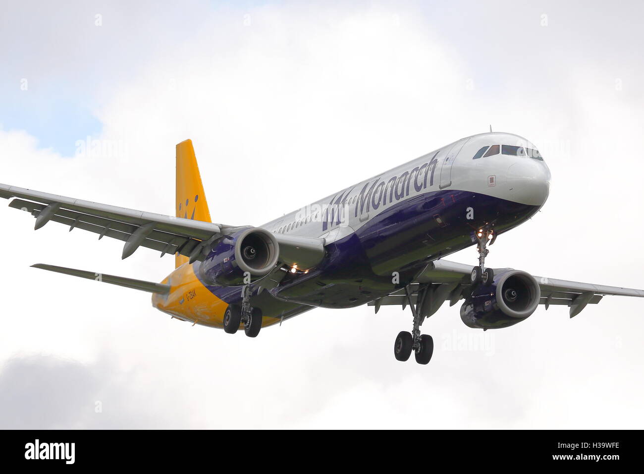 Monarch Airlines Airbus A321-200 G-ZBAK arrivant à l'aéroport de Birmingham, UK Banque D'Images