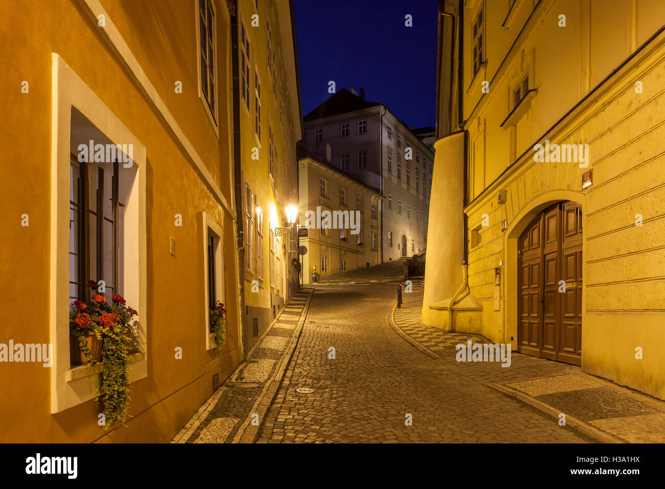 La nuit tombe sur une rue étroite dans Mala Strana (ville basse), Prague, République tchèque. Banque D'Images