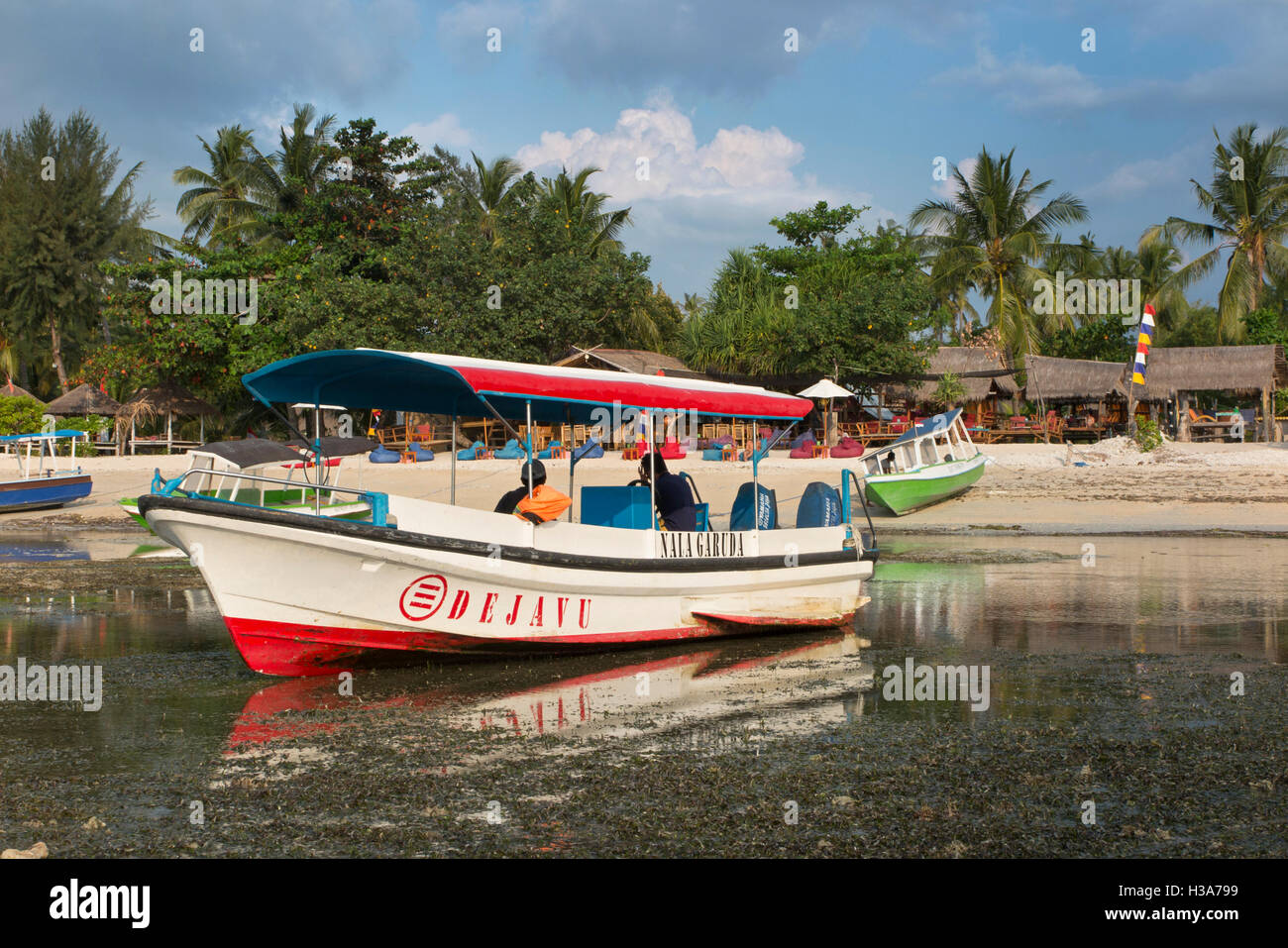 L'Indonésie, Lombok, Gili Air, la côte est, le bateau d'excursion en lagon à marée basse Banque D'Images