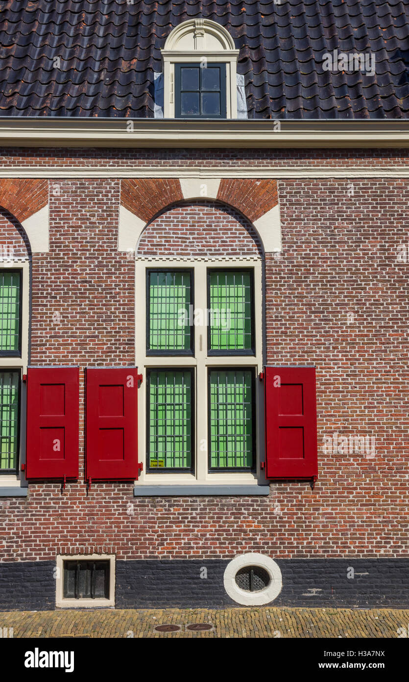 Stores et fenêtre d'une maison traditionnel néerlandais d'Alkmaar, Pays-Bas Banque D'Images