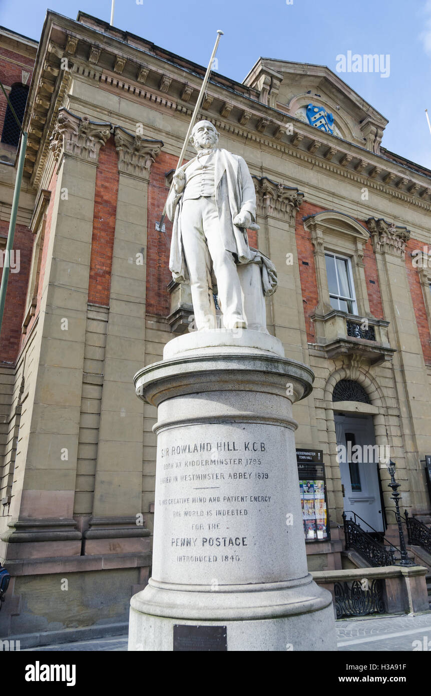 Statue de Sir Roland Hill, inventeur de la pièce d'un timbre-poste, dans sa ville de naissance de Kidderminster, Worcestershire Banque D'Images