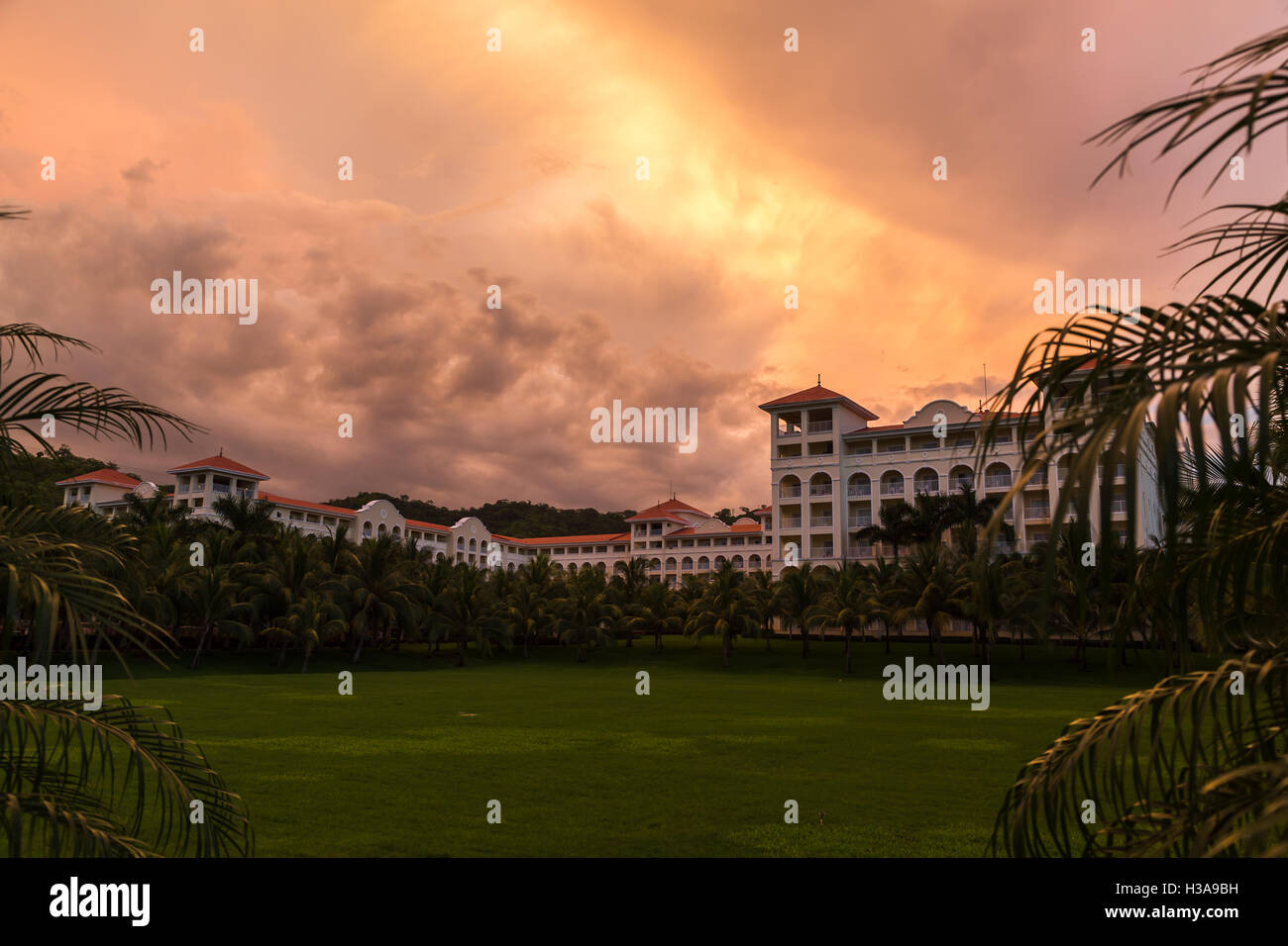 Plus d'un rouleau nuages coucher du soleil au-dessus de l'hôtel Riu Guanacaste au Costa Rica. Banque D'Images