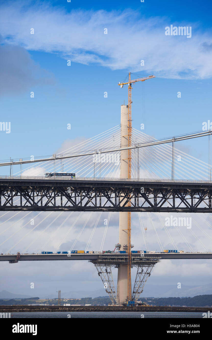 Le Forth Road Bridge avec le nouveau passage Queensferry être construit derrière. Banque D'Images