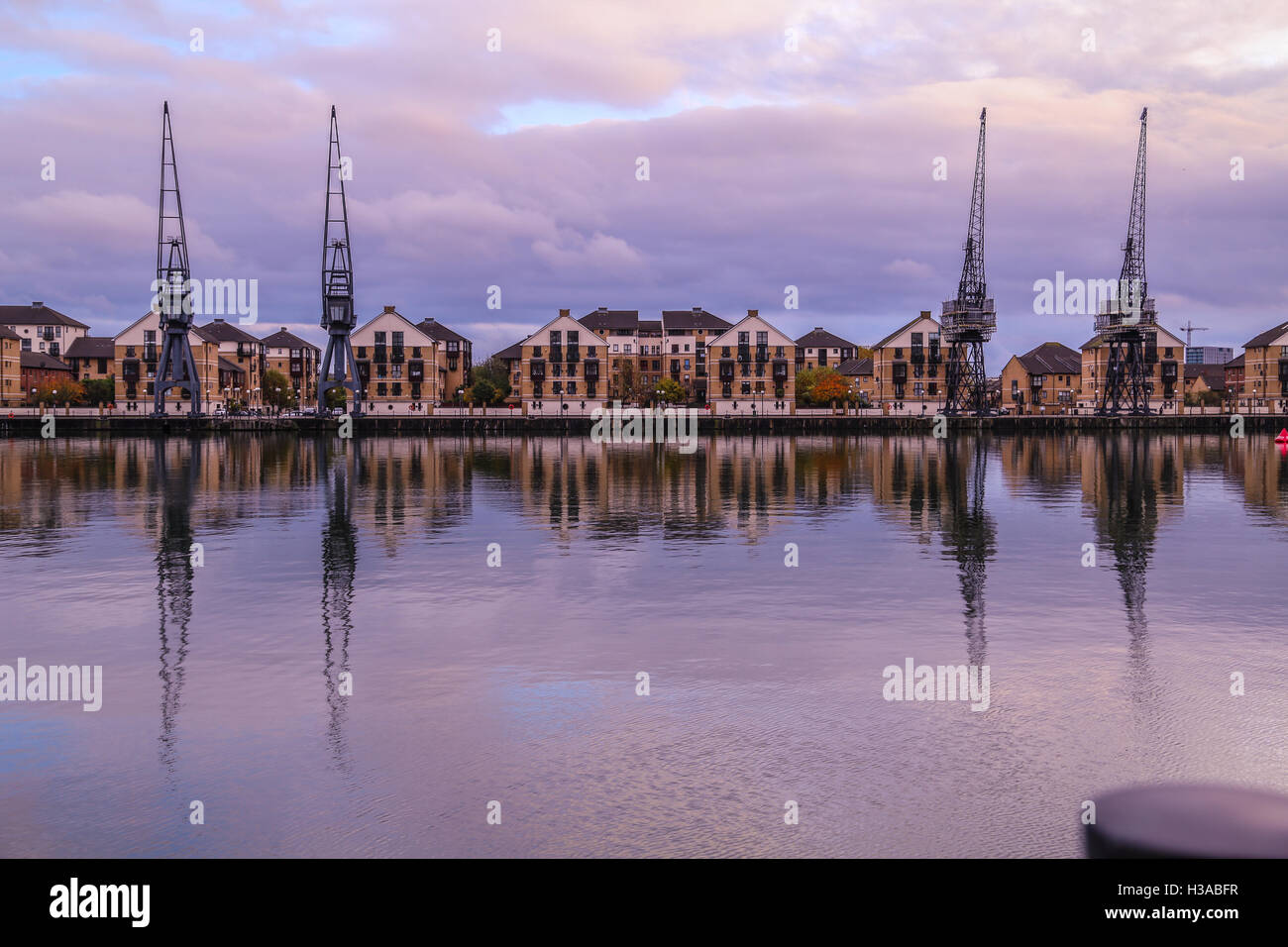 La vue du coucher de maisons et de forage dans l'Canning Town et les quais d'ExCeL London, dans l'industrie l'Est de Londres. Banque D'Images