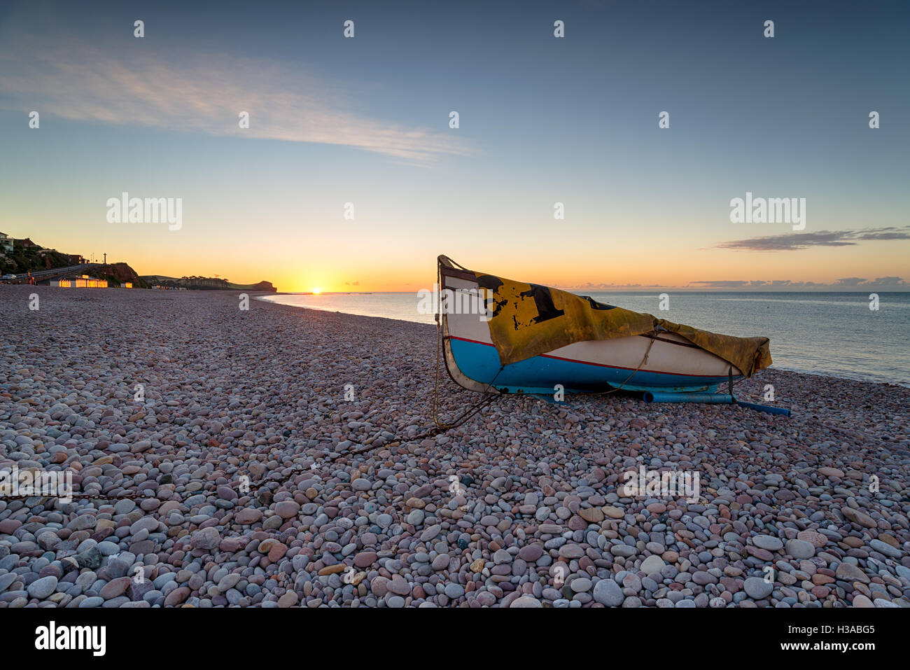 Bateau de pêche au lever du soleil sur la plage à Budleigh Salterton sur la côte du Devon Banque D'Images