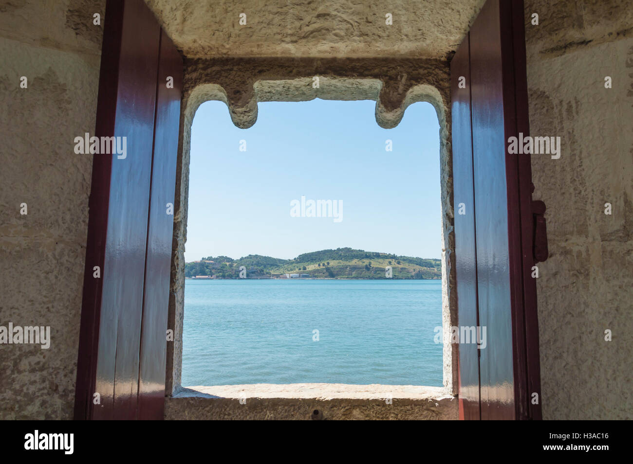 Ouvrez la fenêtre bois vieux mur de pierre en vue de paysage de l'île Banque D'Images
