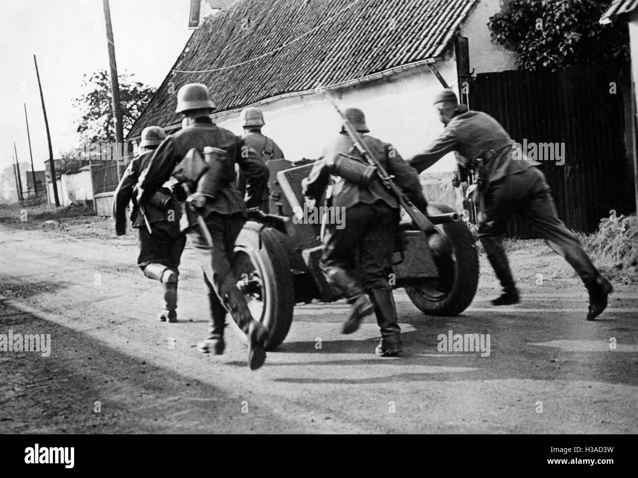 L'infanterie allemande avec anti-char dans le nord de la France, 1940 Banque D'Images