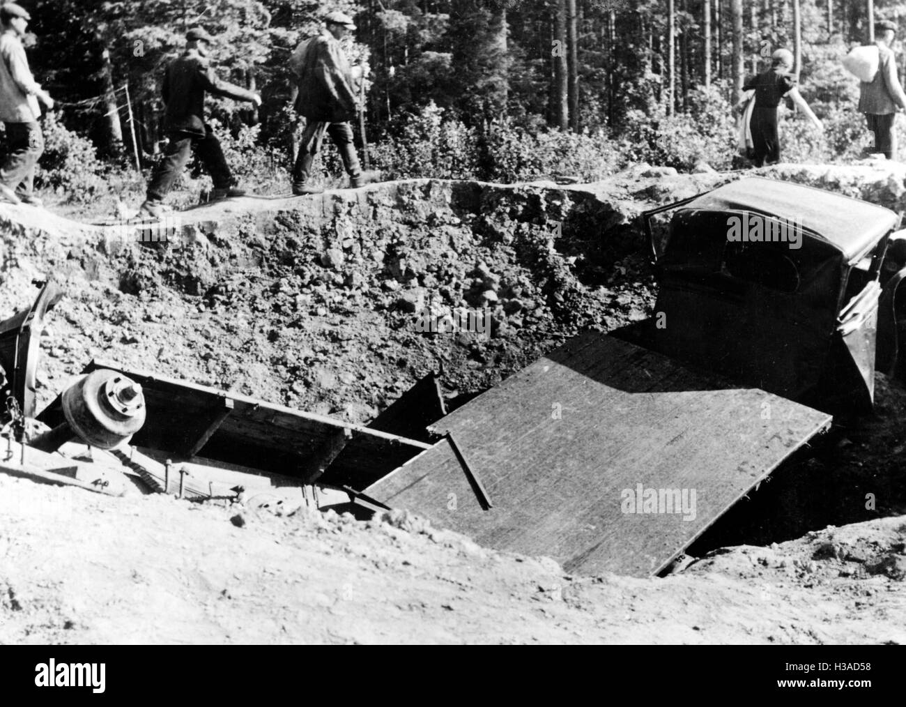 Camion soviétique détruit par airstrike, 1941 Banque D'Images