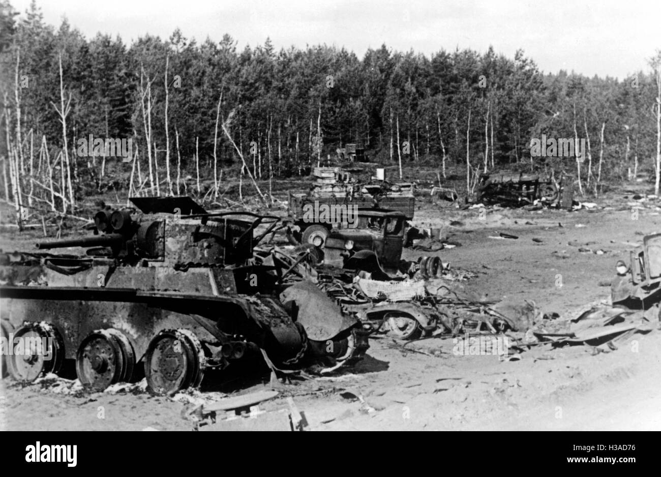 Détruit des véhicules de l'Armée Rouge à Bialystok, 1941 Banque D'Images