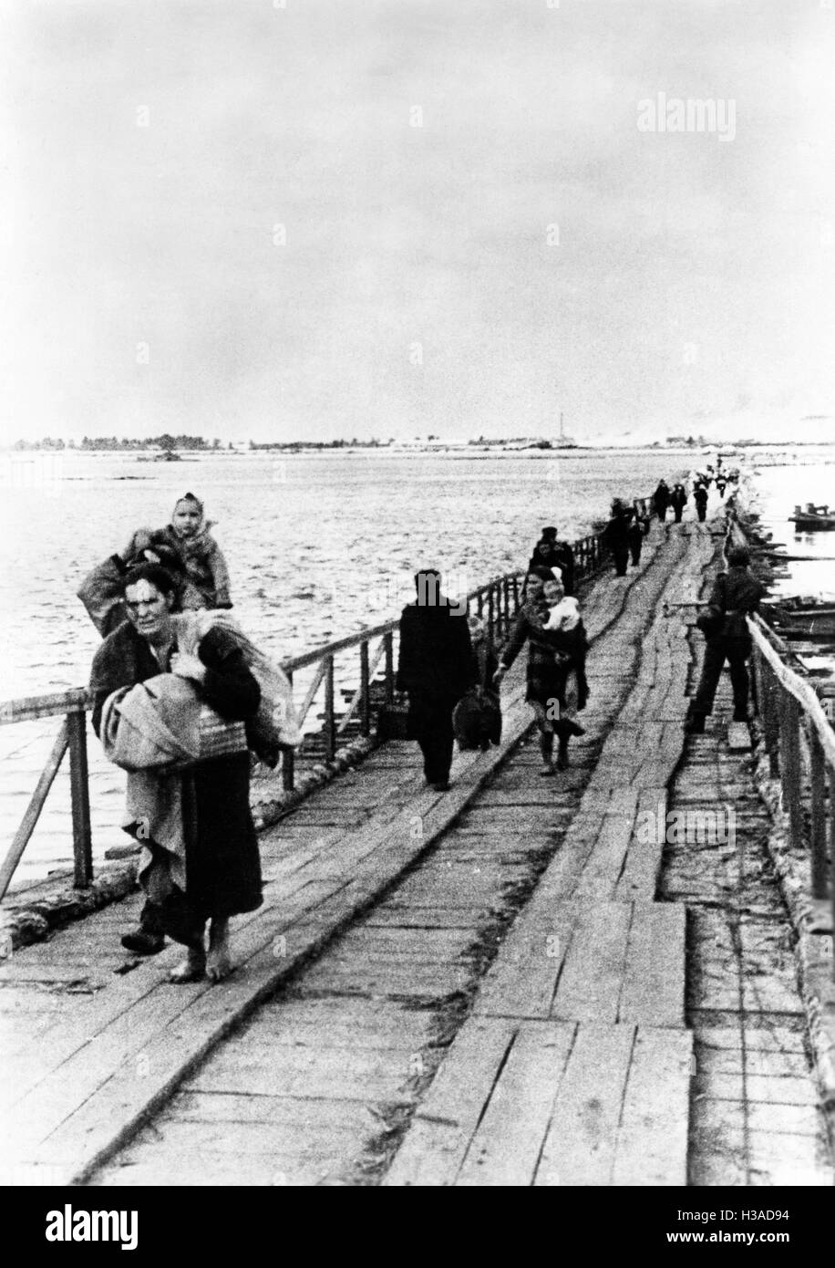 Les civils fuient soviétique de la zone de guerre sur le Dniepr, 1941 Banque D'Images