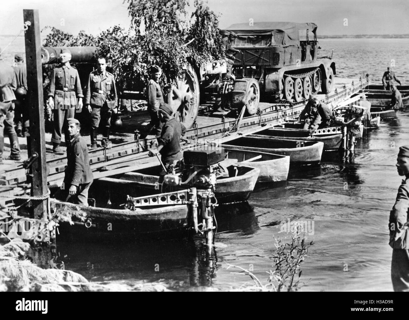 Les artilleurs allemands traverser le fleuve Dniepr, 1941 Banque D'Images