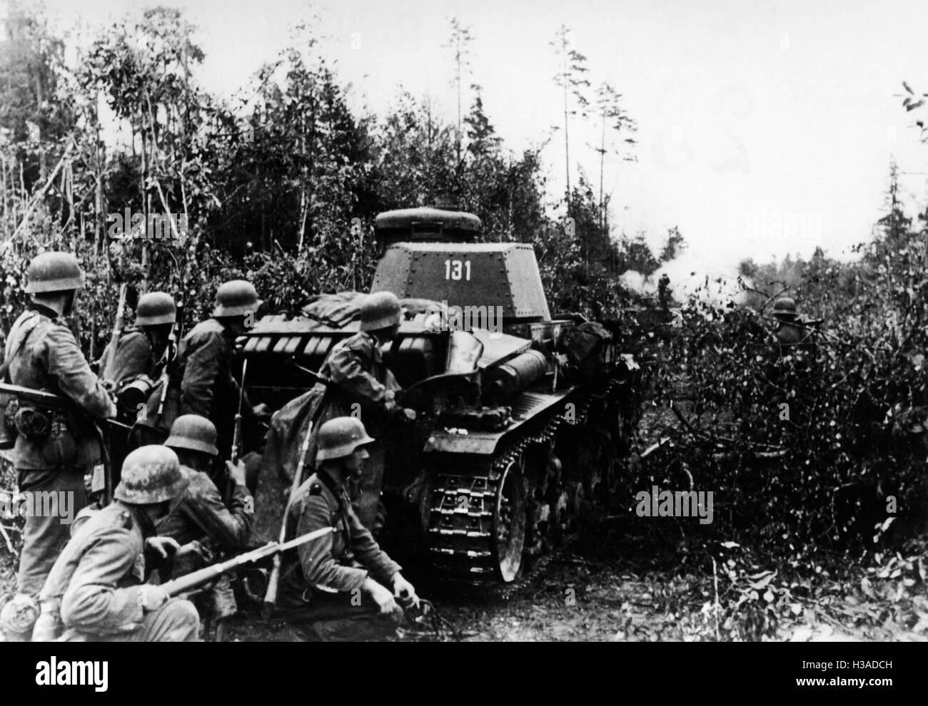 Des chars et l'infanterie de la Wehrmacht sur le front de l'Est, 1941 Banque D'Images