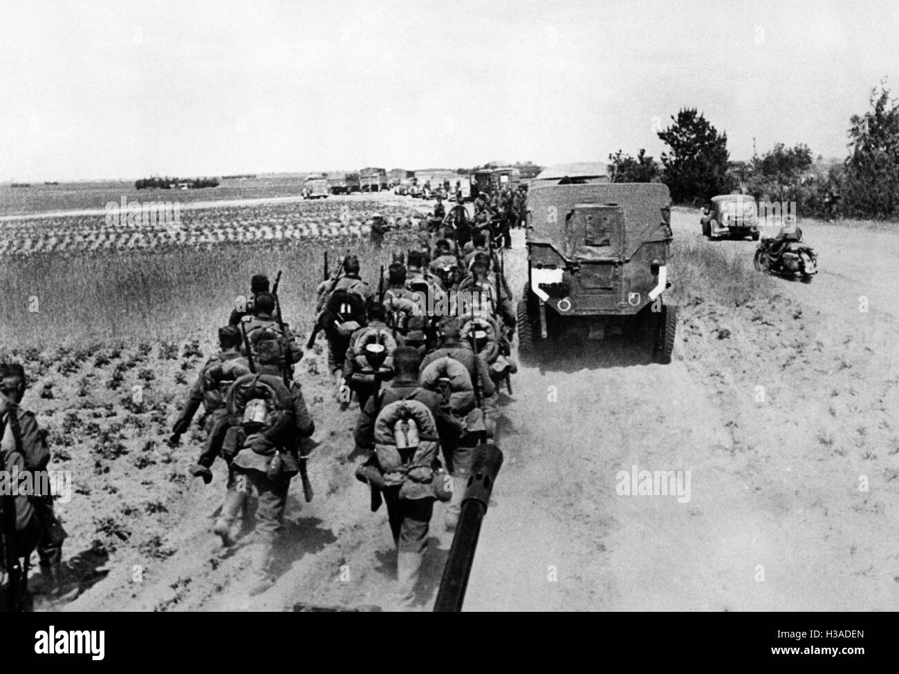 Les troupes allemandes défilant sur le front de l'Est, 1941 Banque D'Images