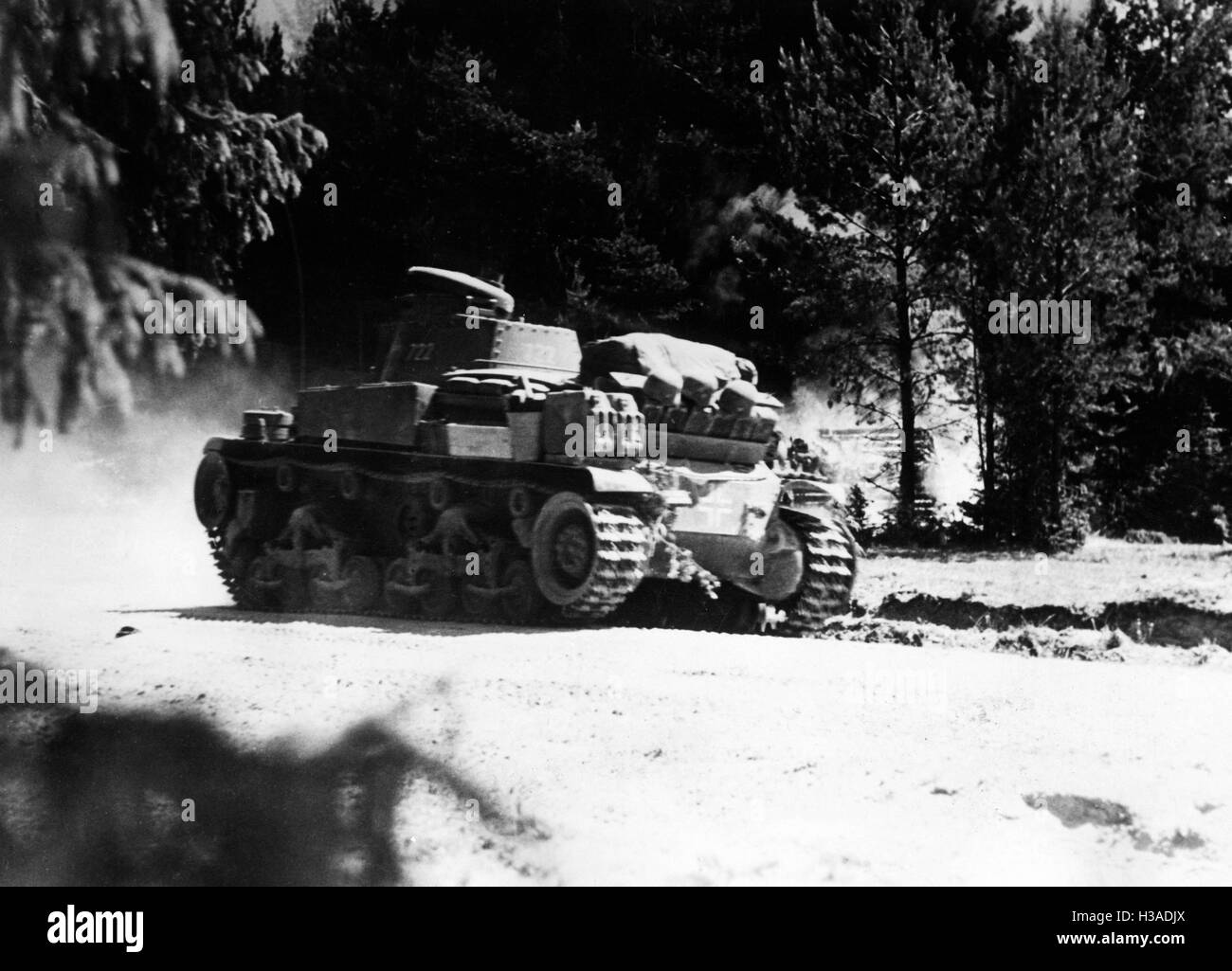 German tank passe par les bois sur le front de l'Est, 1941 Banque D'Images