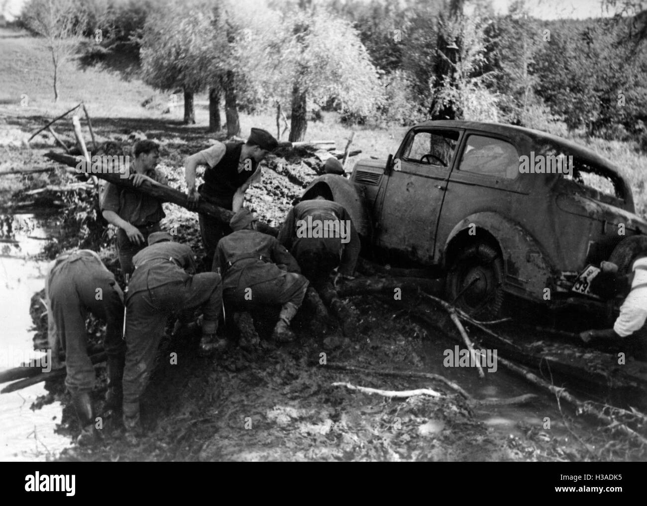 Camions bloqués de la Wehrmacht sur le front de l'Est, 1941 Banque D'Images