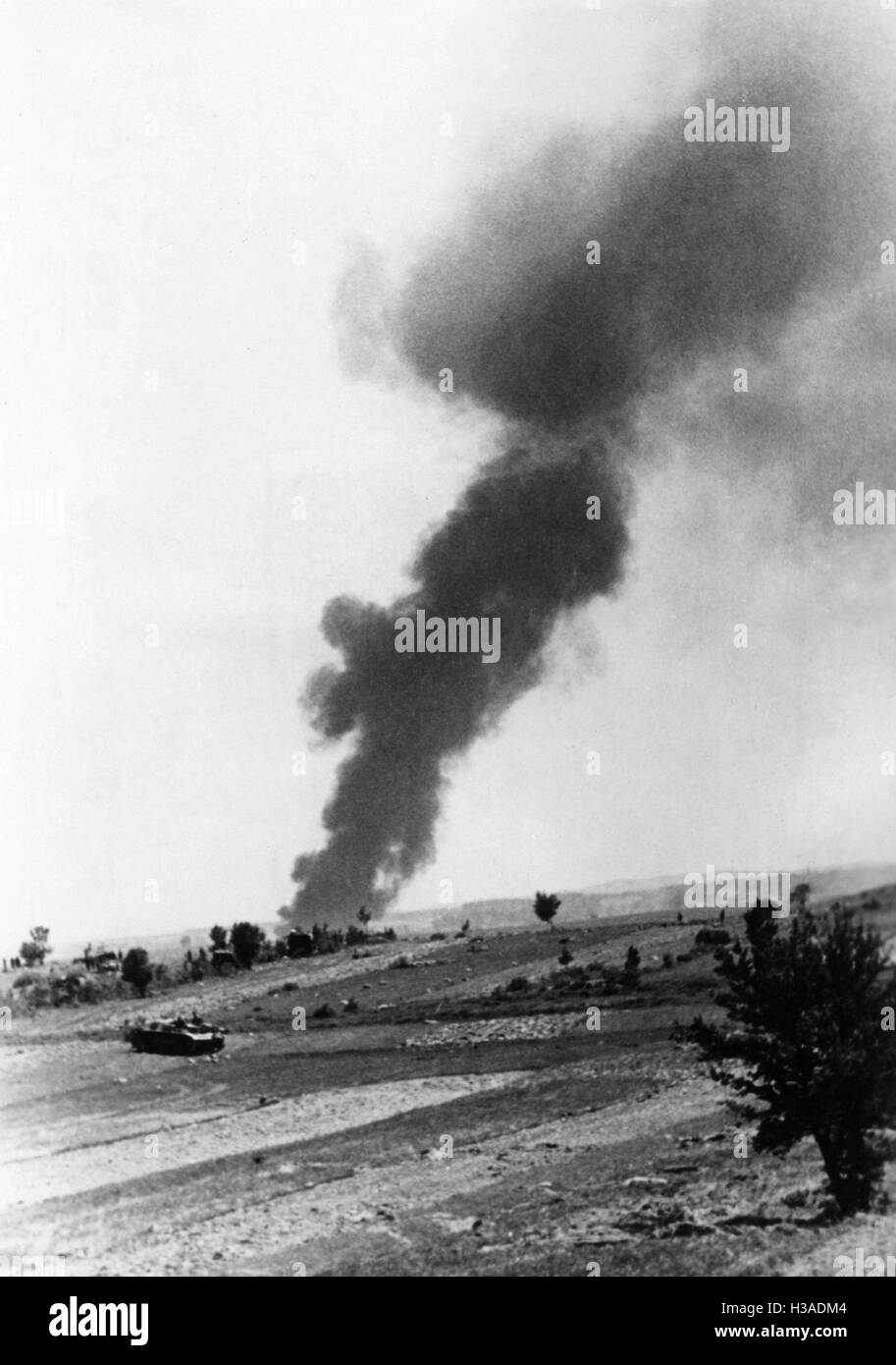 La fumée sur le front de l'Est à la suite d'une attaque de Stuka, 1941 Banque D'Images
