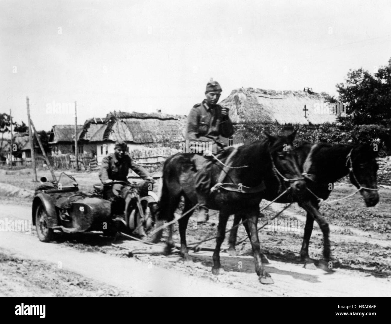 Le sauvetage d'une moto sur le front de l'Est, 1941 Banque D'Images
