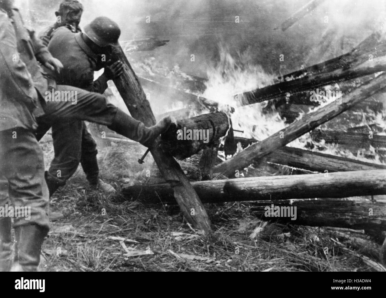 Les soldats allemands tentent de distinguer un feu, 1941 Banque D'Images