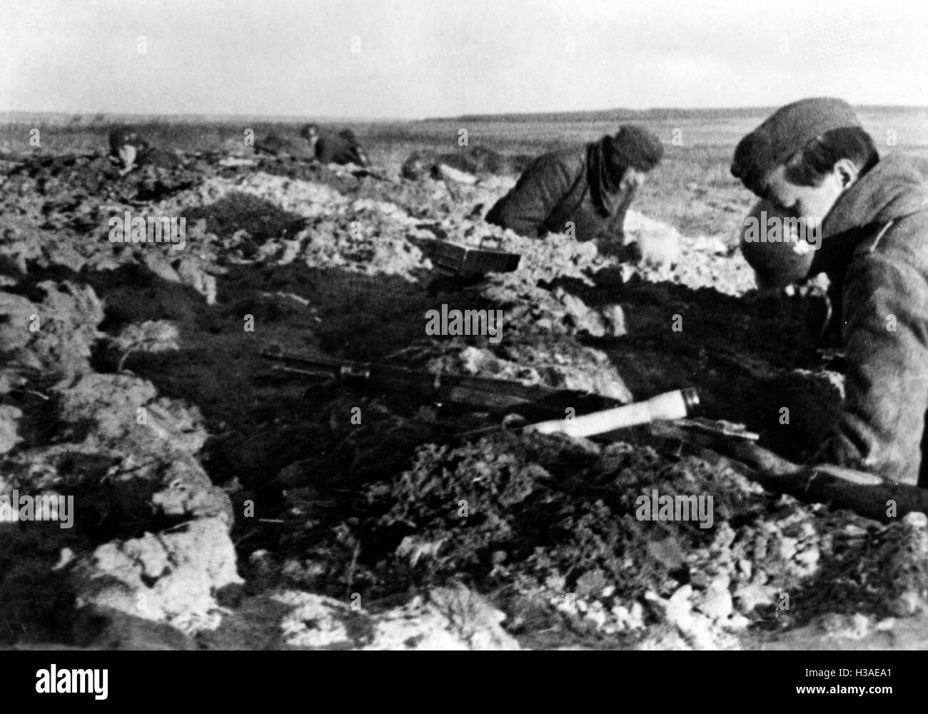 Fusiliers de l'infanterie blindée allemande la construction d'un poste, 1945 Banque D'Images