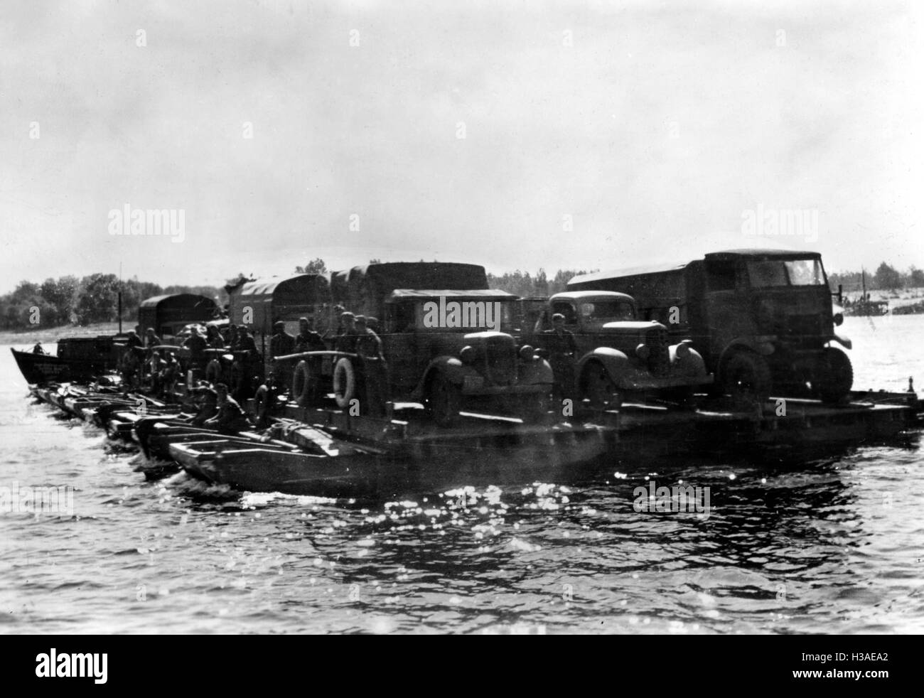 Les véhicules de la Wehrmacht sur un ferry pour traverser le Dniepr, 1944 Banque D'Images