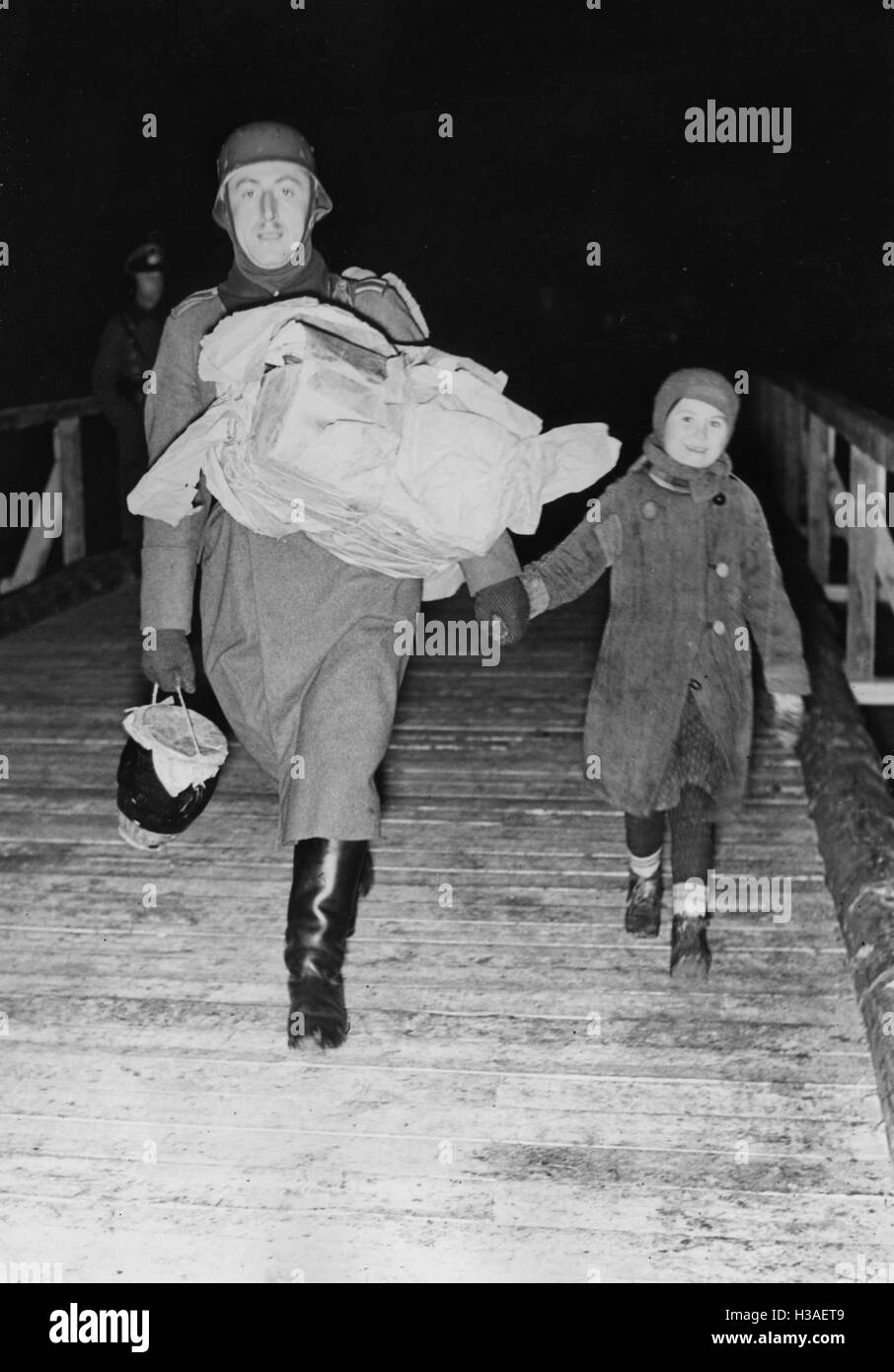 Soldat de la Wehrmacht comme aide à la réinstallation de la Volhynie allemands, 1939 Banque D'Images