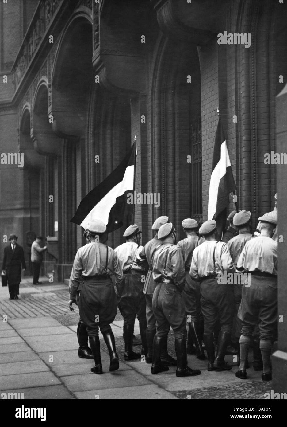 Les adversaires de la République avec le noir-blanc-rouge les drapeaux sur l'Hôtel de Ville de Berlin, 1933 Banque D'Images