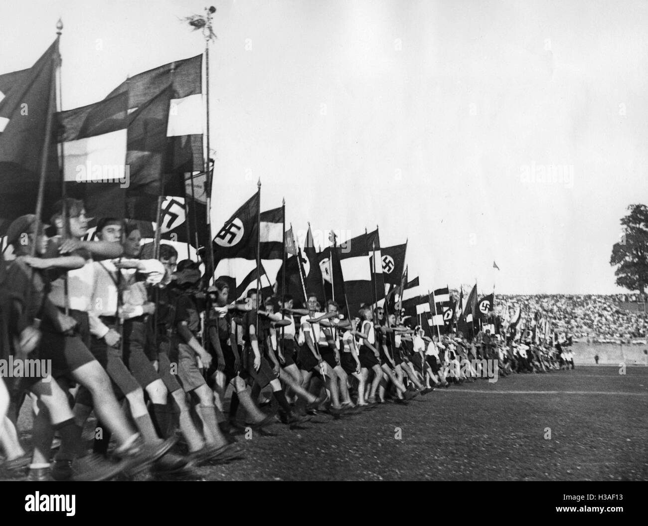 Schwarz-Weiss-Rote (noir blanc rouge) et les drapeaux à croix gammée un festival sportif à Berlin, 1933 Banque D'Images
