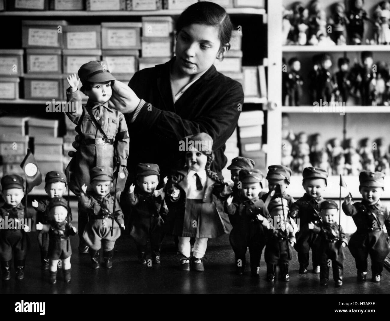 Poupées dans sa uniforme, Berlin 1933 Banque D'Images