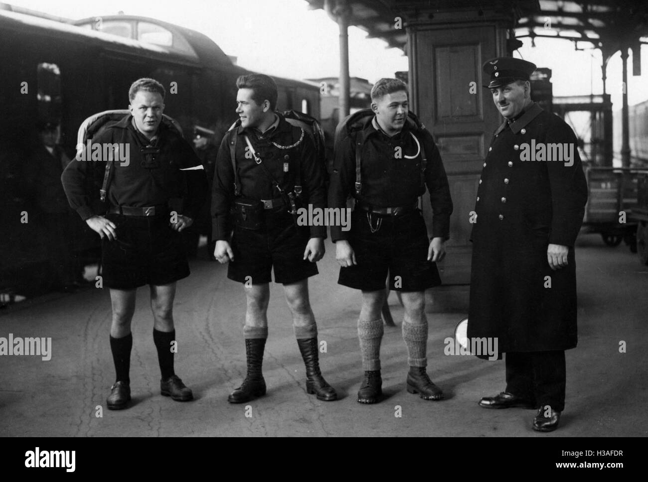 Les membres de la jeunesse hitlérienne avant le tour du monde sur le Stettiner Bahnhof de Berlin, 1933 Banque D'Images