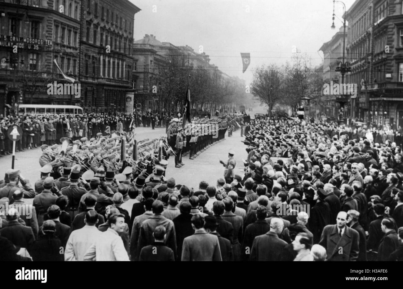 La délégation jeunesse hitlérienne dans Budapest, 1940 Banque D'Images