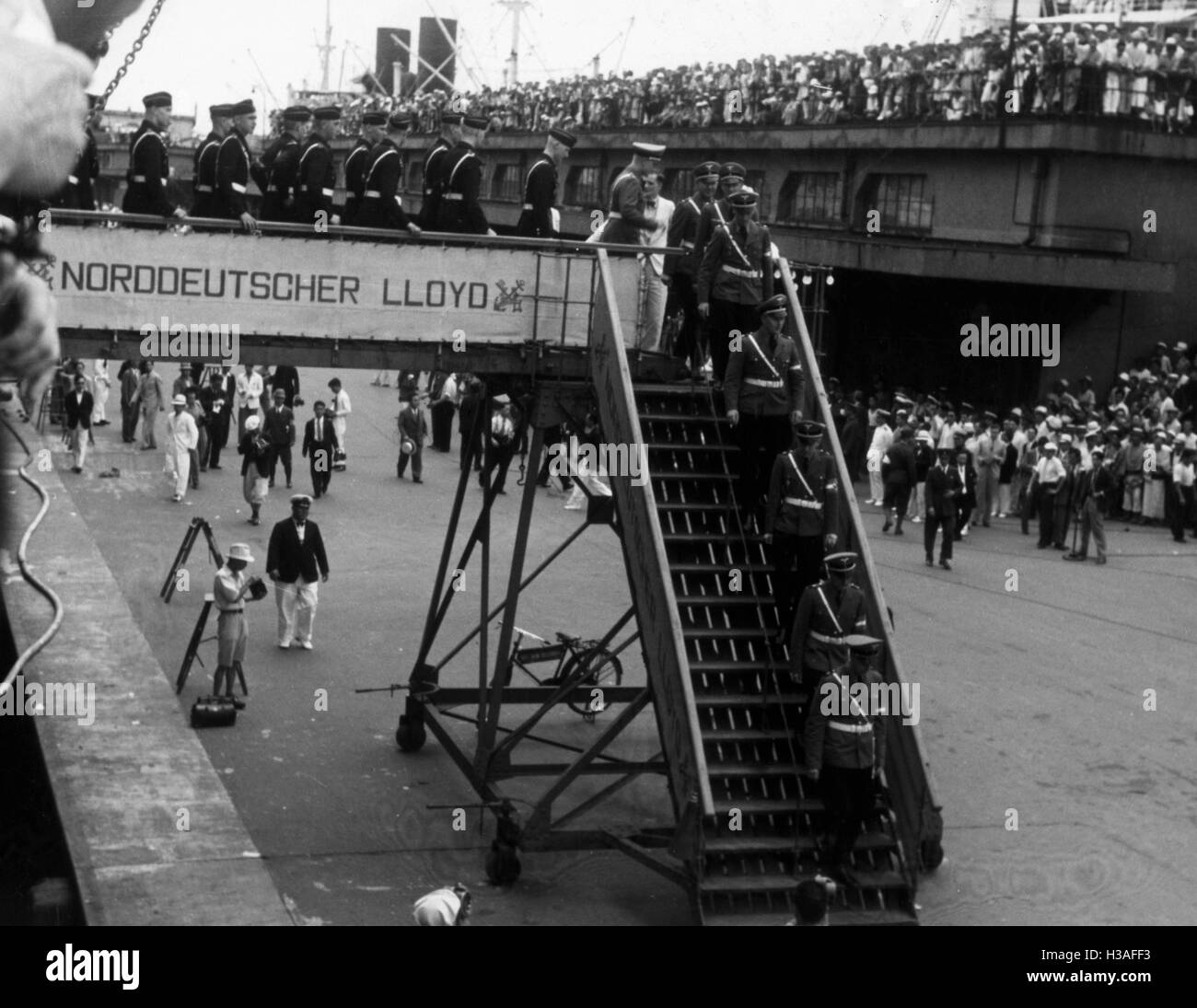 Délégation de quitter le Gneisenau HJ à Yokohama, 1938 Banque D'Images