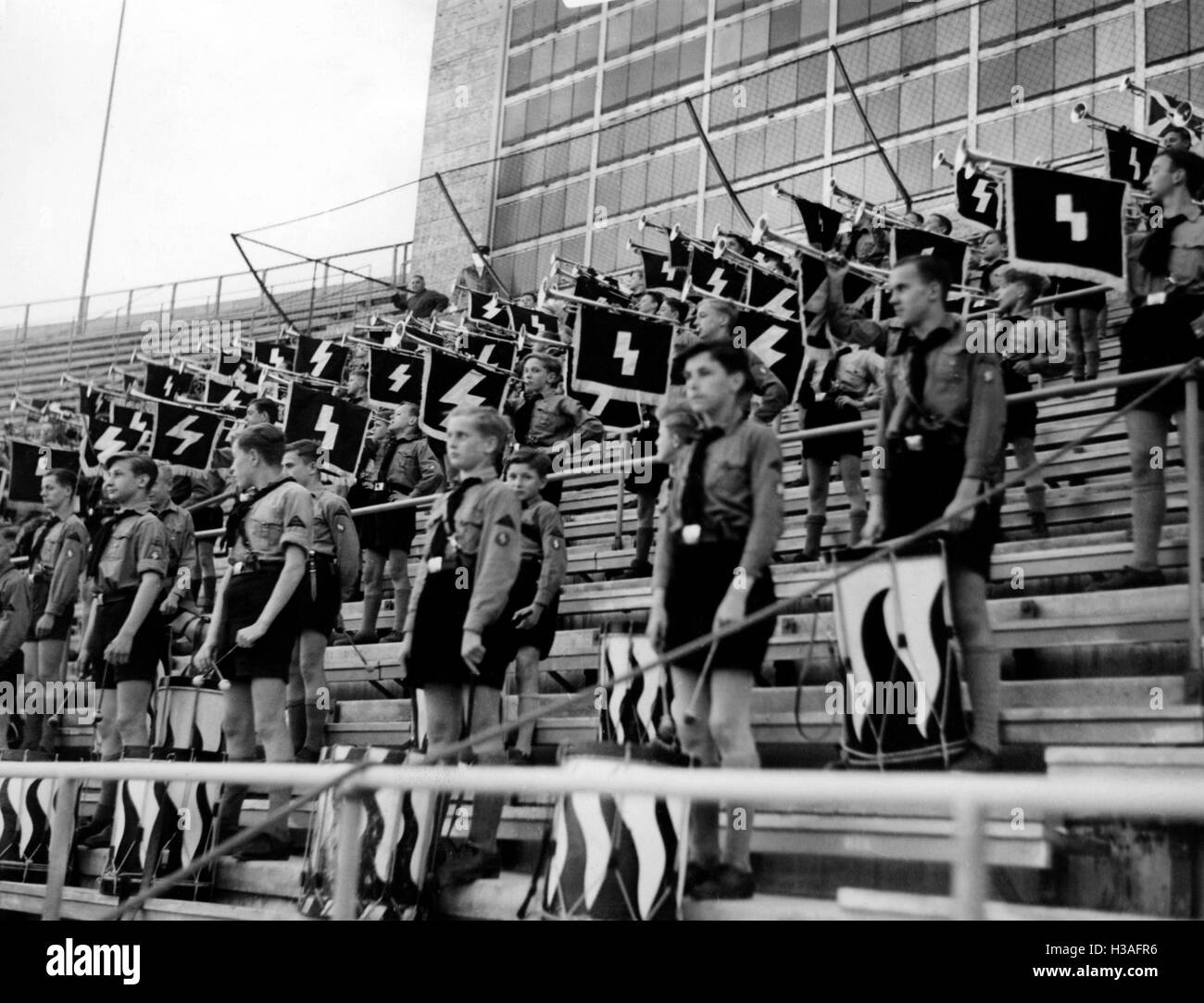 Trompettistes du Deutsches Jungvolk dans le stade olympique, 1938 Banque D'Images