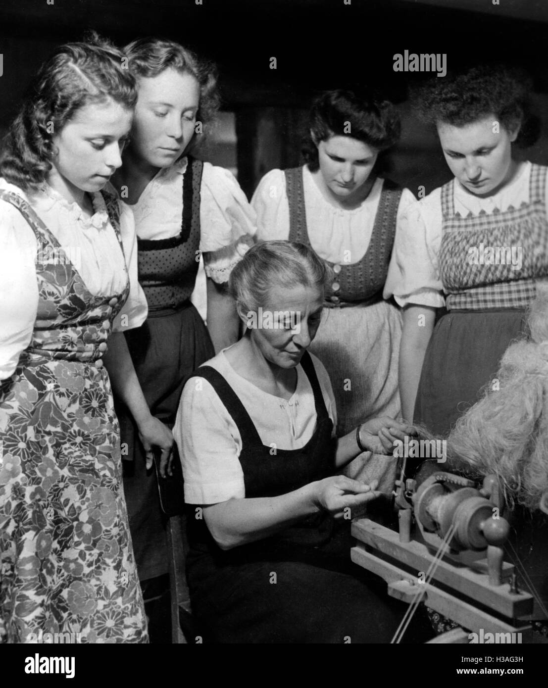 En savoir Jungmaedel spinning, 1942 Banque D'Images