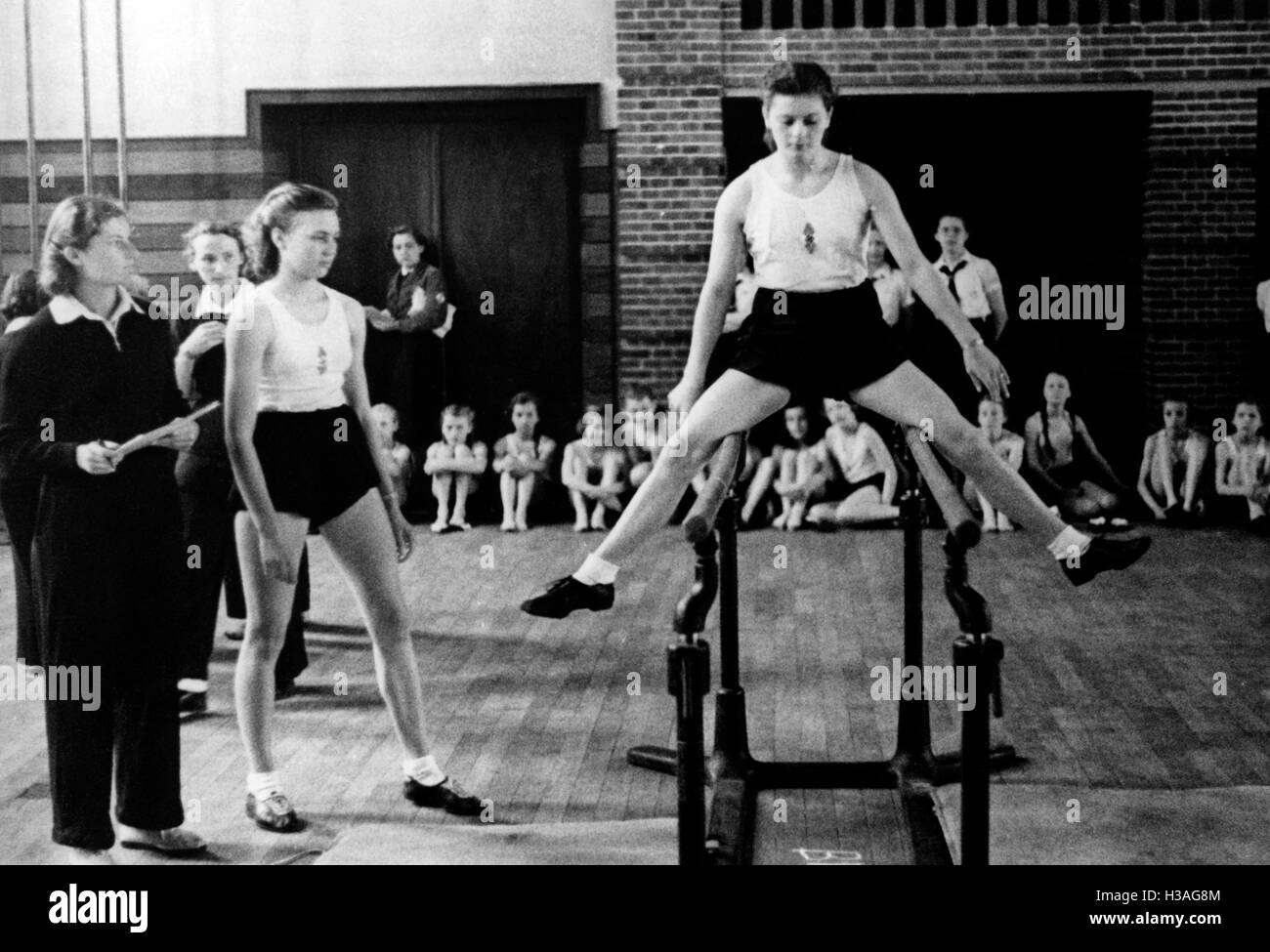 Les membres de la BDM-Werk Glaube und Schoenheit (BDM-travail, la foi et la beauté) de la société doing gymnastics, Berlin 1940 Banque D'Images