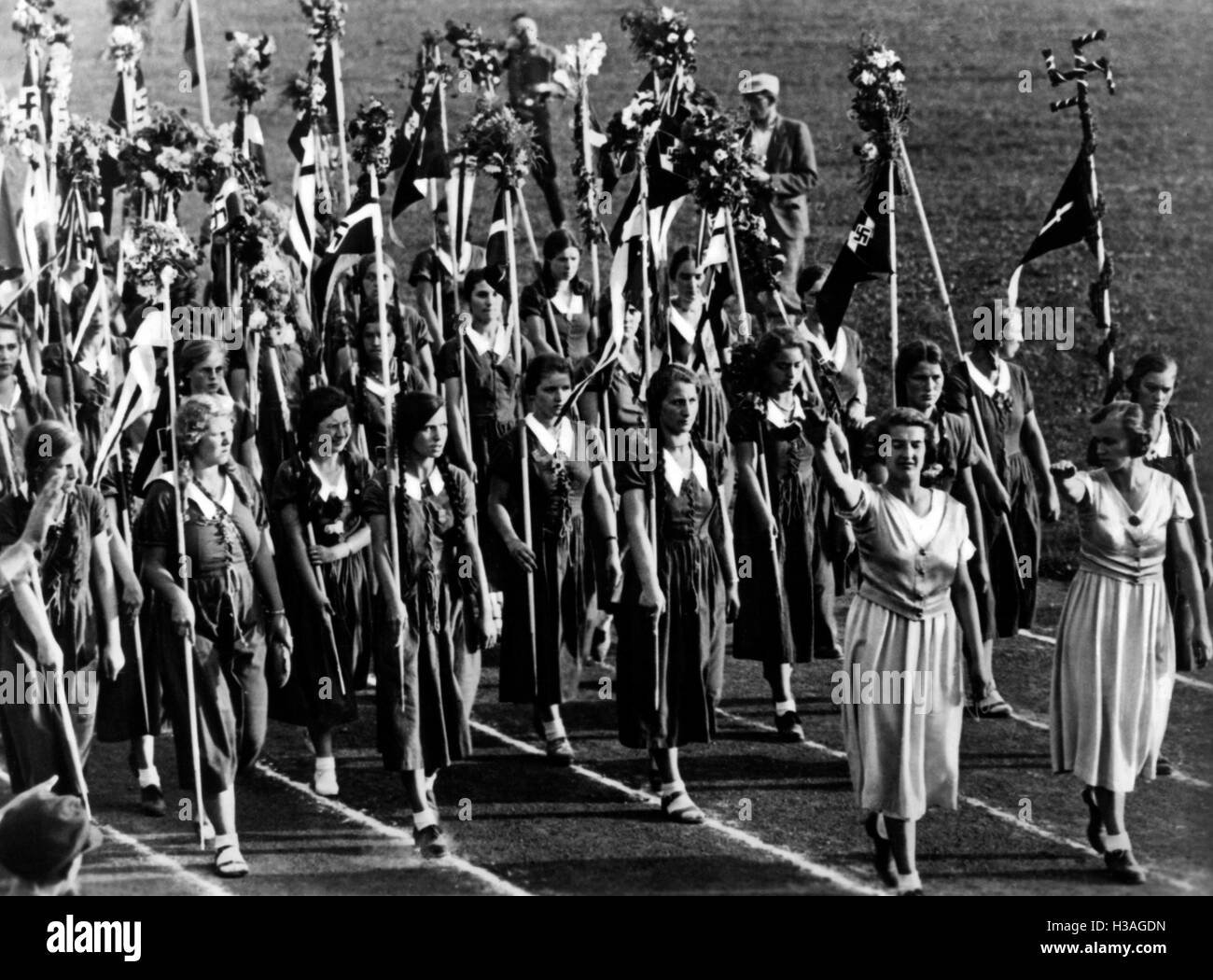 Mars de la BDM pour le festival de gymnastique de l'école de Berlin, 1933 Banque D'Images