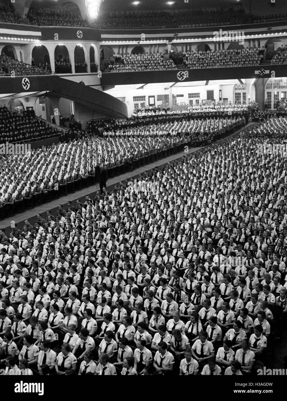 Défilé de HJ et les membres de BDM dans le Palais des sports de Berlin, 1938 Banque D'Images