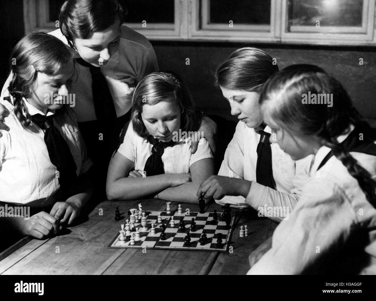 Jungmaedel jouant aux échecs, 1933 Banque D'Images