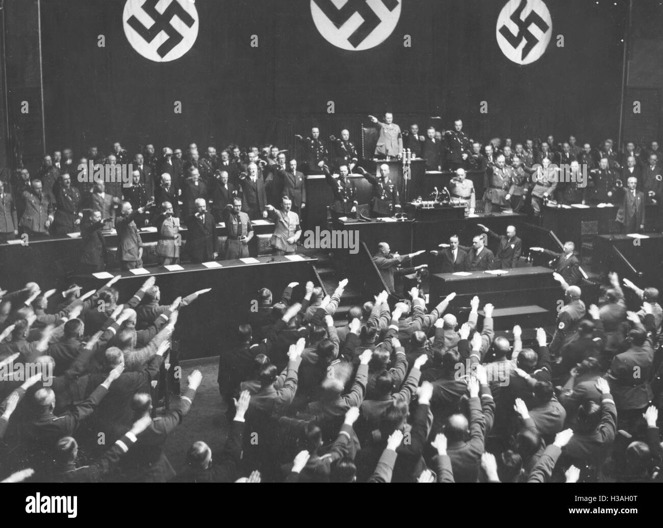 Jouant l'hymne national dans le Reichstag à Berlin l'Opéra Kroll, 1936 Banque D'Images