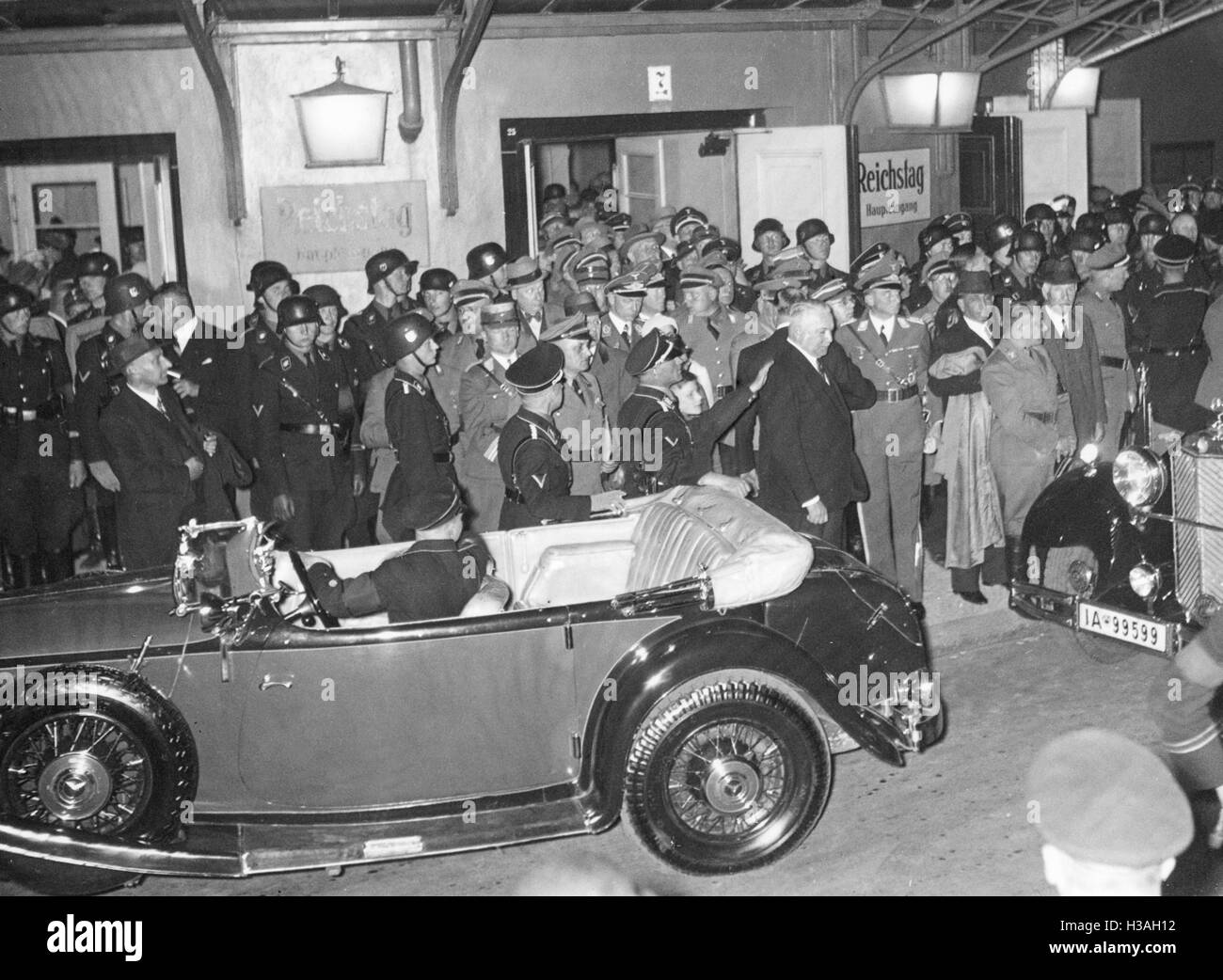 Les membres du Reichstag quitter l'Opéra Kroll à Berlin, 1935 Banque D'Images