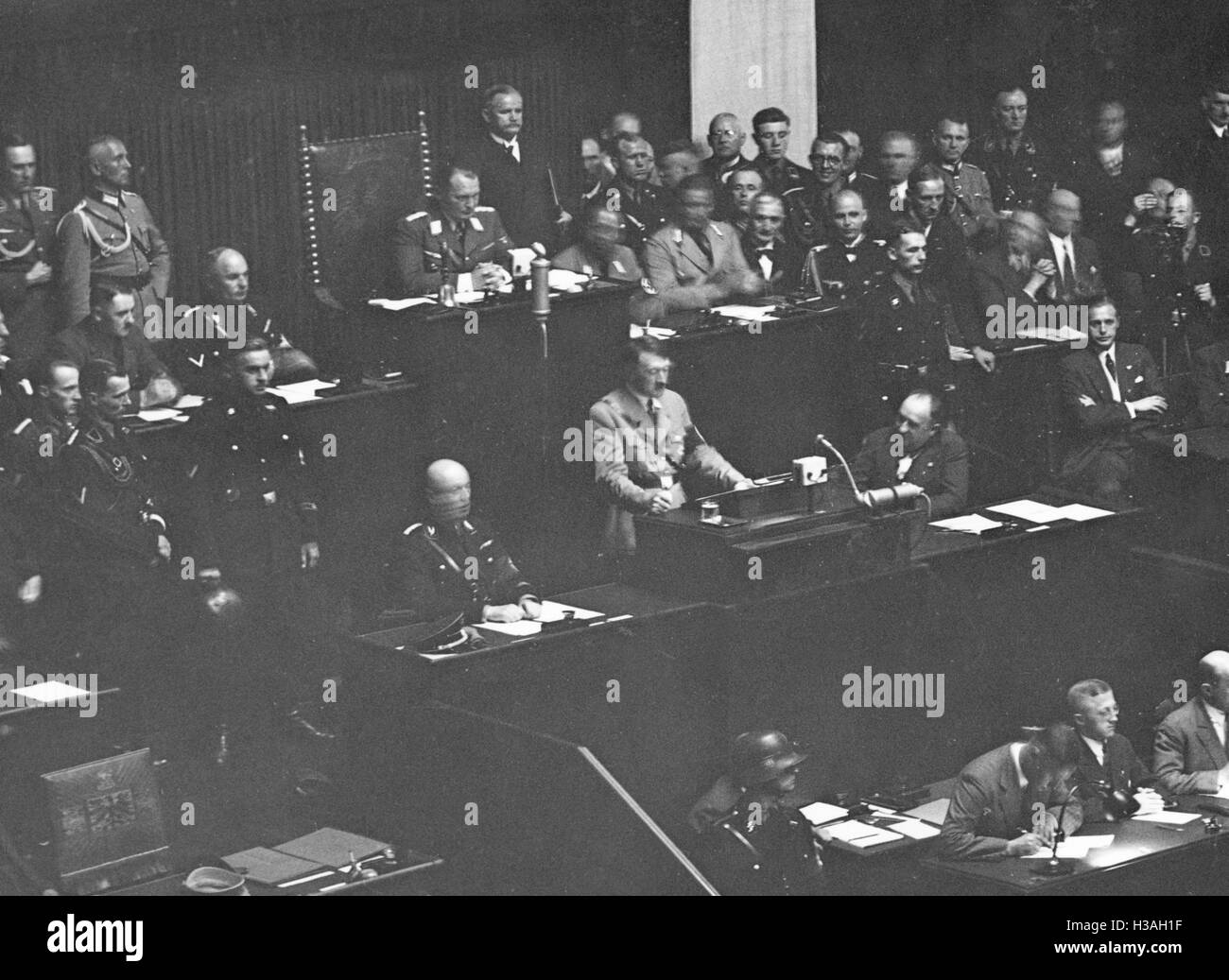 "Hitler's discours sur la ''putsch Roehm'' en face de l'Opéra Kroll dans le Reichstag à Berlin, 1934' Banque D'Images